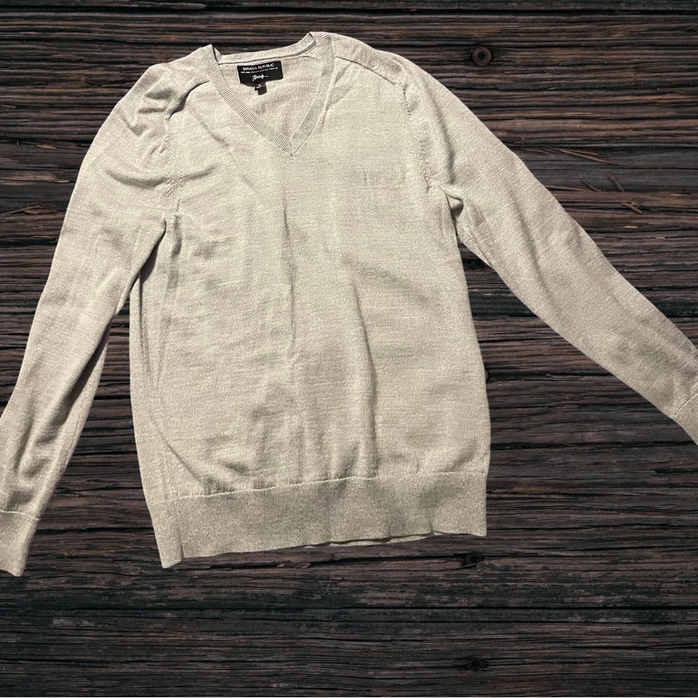 Banana Republic women’s‎ grey knit sweater size mediums.